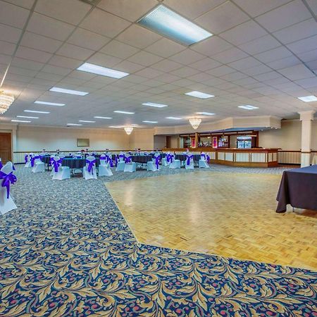 Days Inn By Wyndham Sudbury & Conference Centre Dış mekan fotoğraf