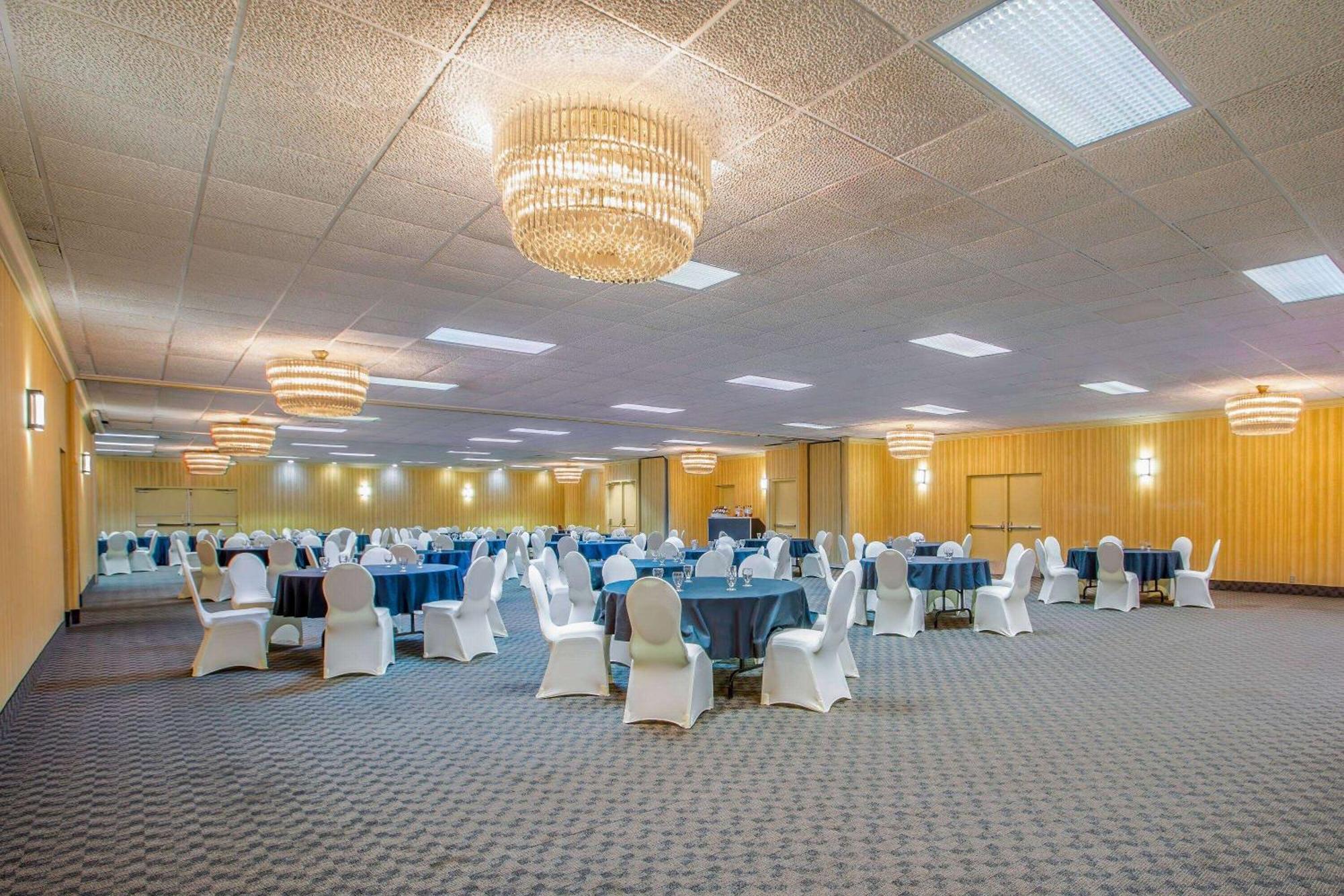 Days Inn By Wyndham Sudbury & Conference Centre Dış mekan fotoğraf