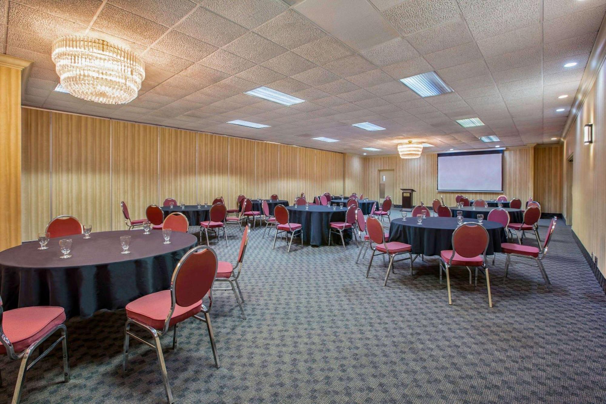 Days Inn By Wyndham Sudbury & Conference Centre Dış mekan fotoğraf